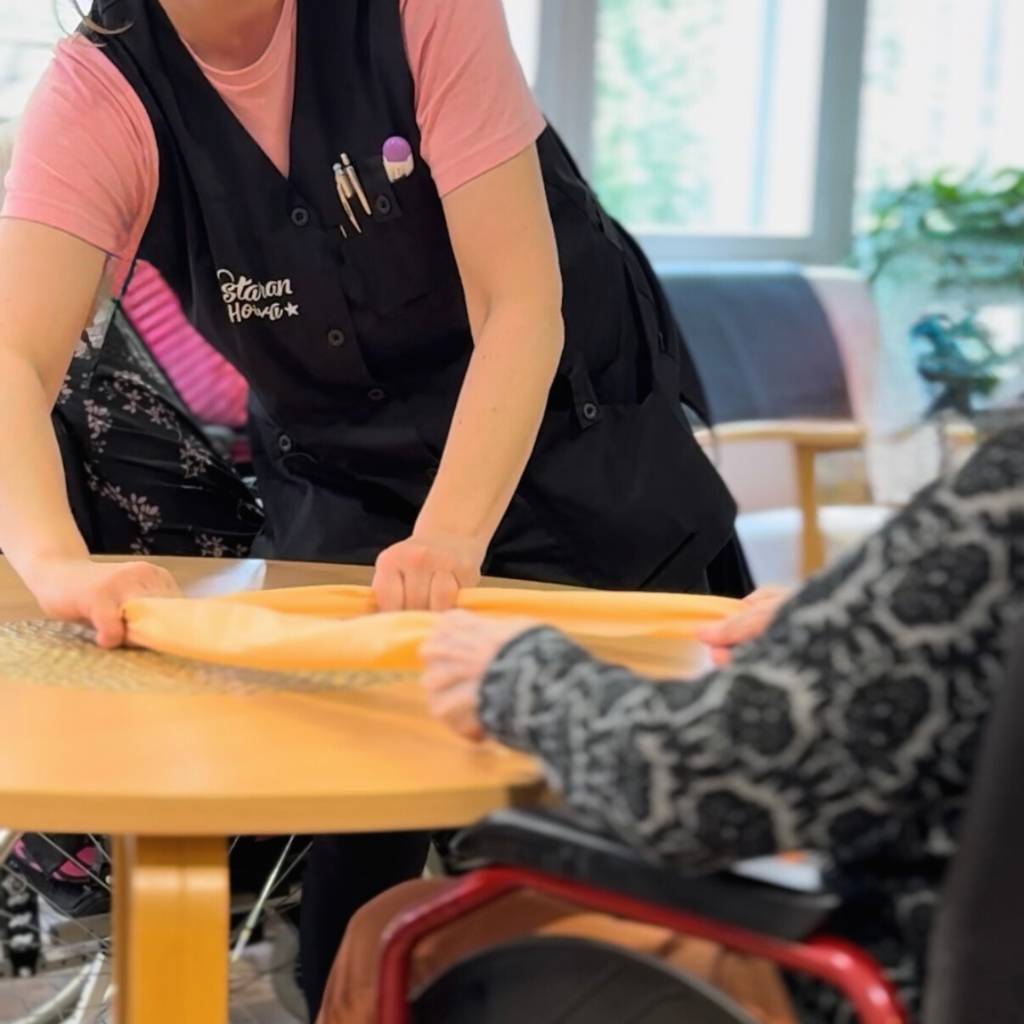 Staran hoivan hoitaja ja asiakas viriketuokion merkeissä.